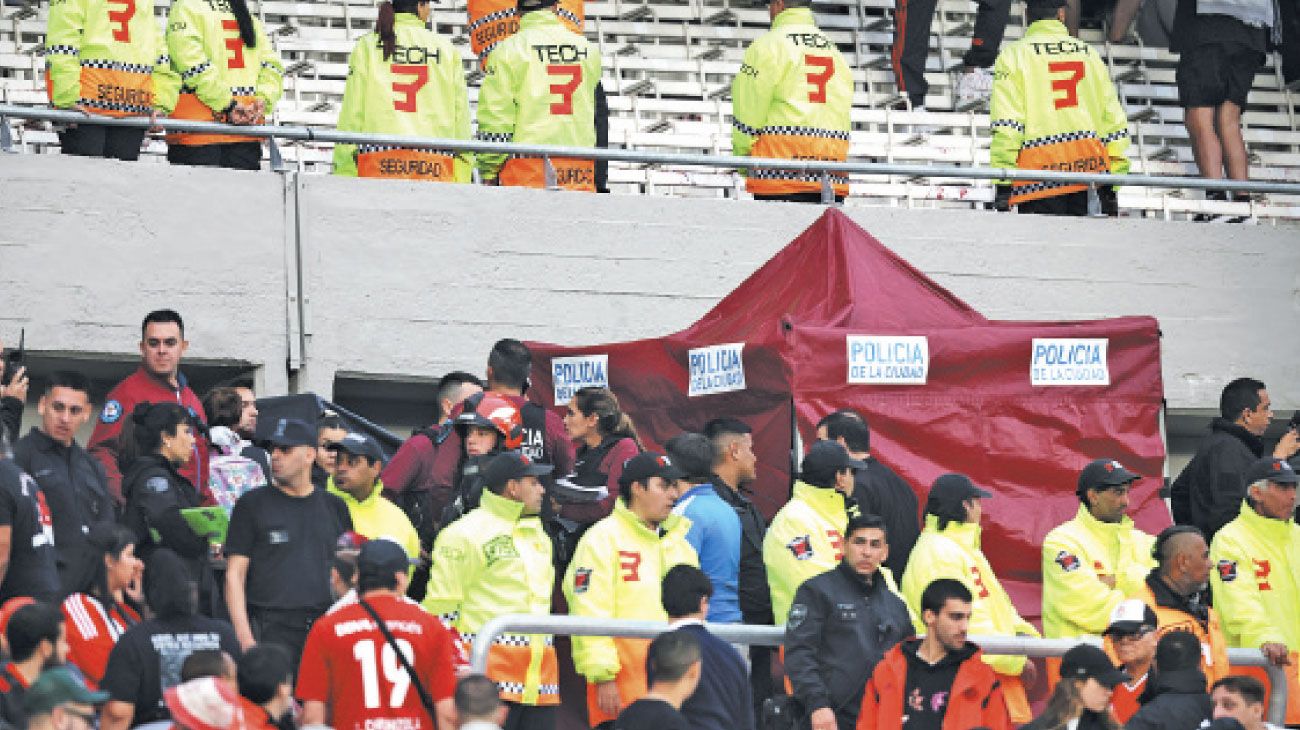 Tragedia en el Monumental: murió un hincha que cayó desde la Sívori Alta