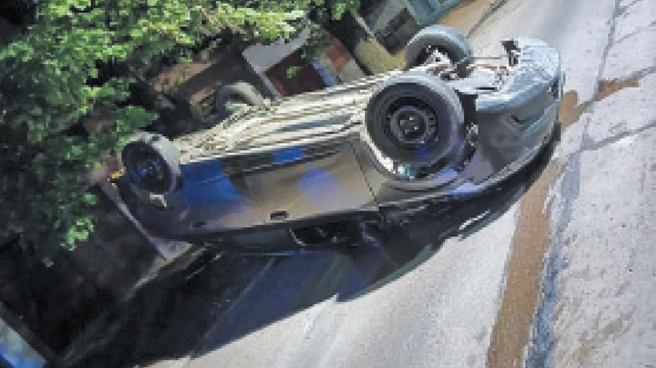 Manejaba borracho, chocó, volcó y quedó detenido