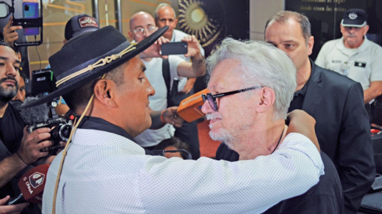 El abrazo del papá de una de las turistas francesas con un acusado