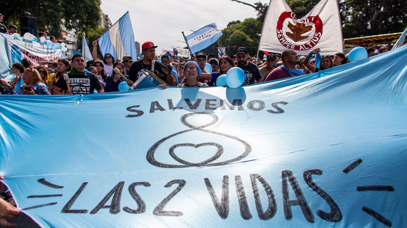 Vigilia celeste por la ley del aborto frente al Congreso