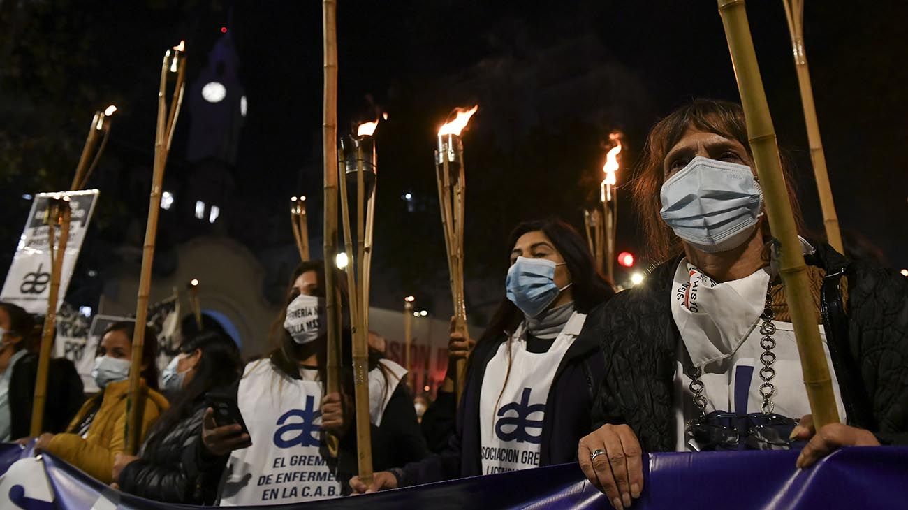 Enfermeros marcharon con antorchas en reclamo de reconocimiento profesional, salarial y laboral