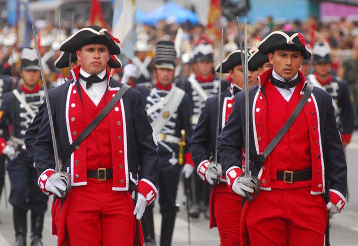 Una multitud siguió el desfile militar por los festejos del Bicentenario
