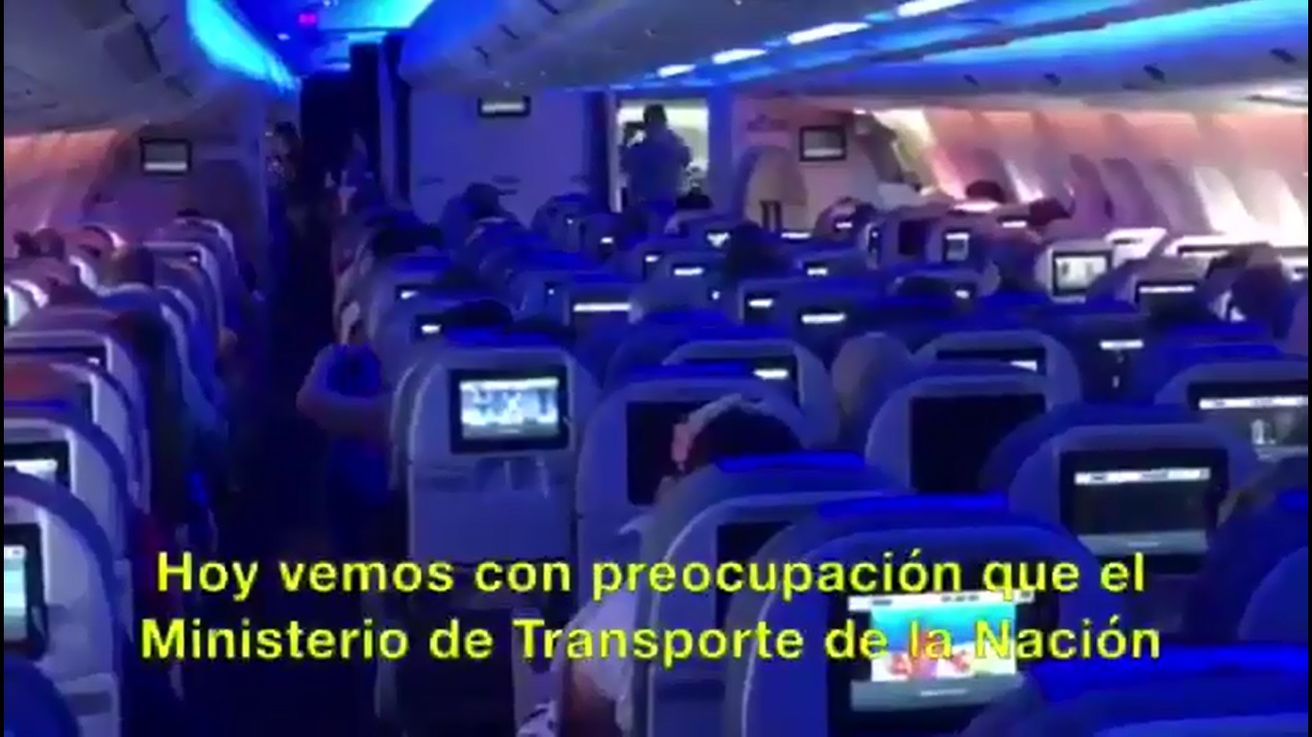 El mensaje de protesta de un piloto de Aerolíneas Argentinas en pleno vuelo