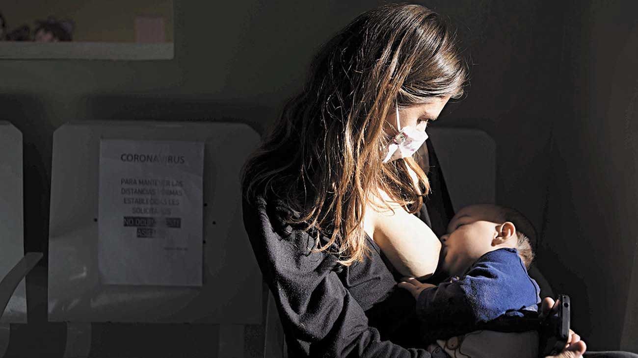 Los beneficios de amamantar son mayores que el riesgo de contagio
