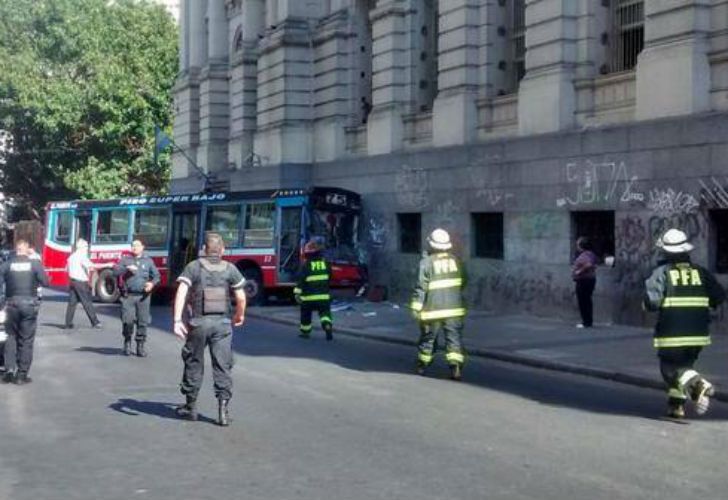 Un colectivo chocó contra el edificio de la morgue judicial