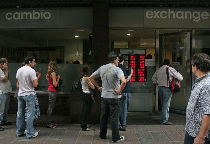 Por mayor oferta, el dólar bajó ocho centavos y cerró a $17,85