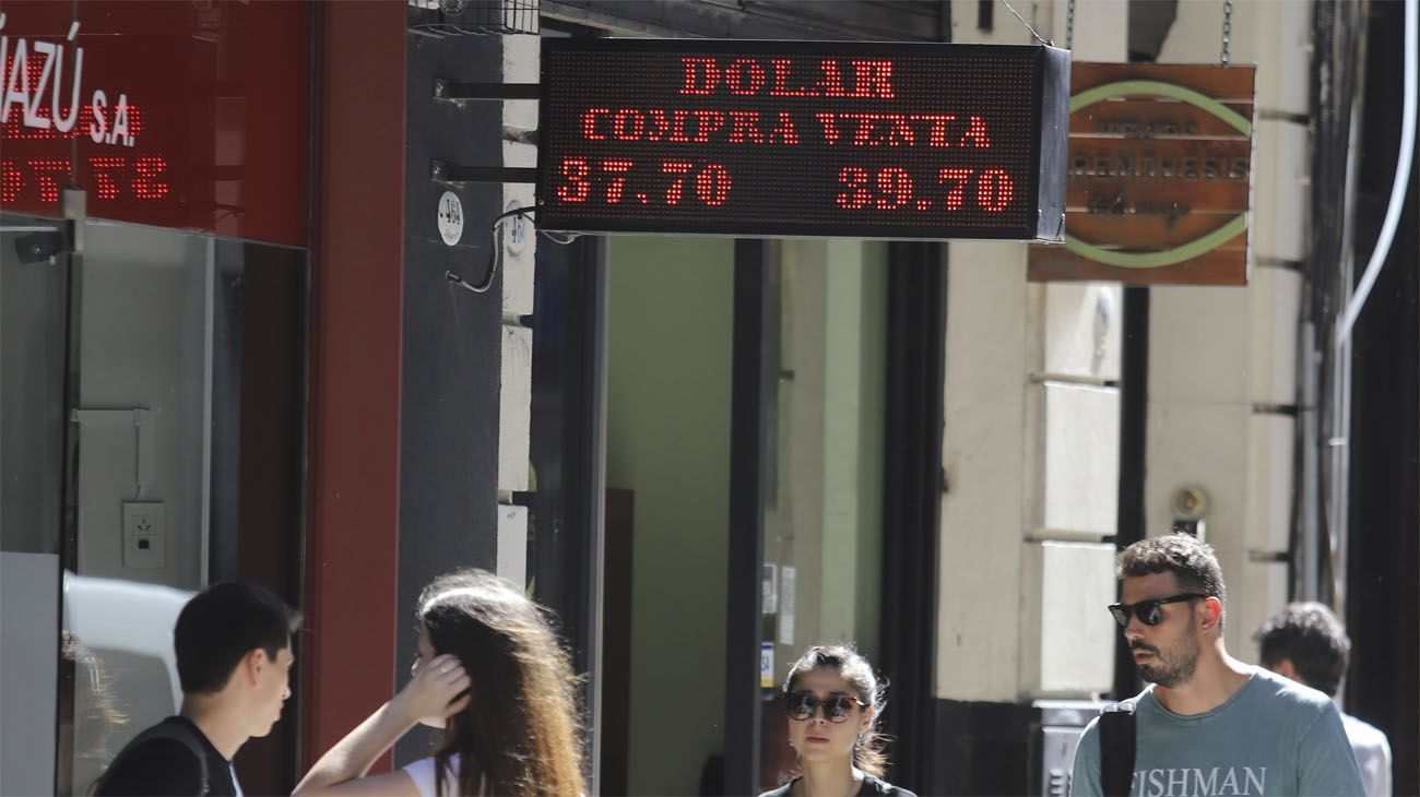 El dólar no tuvo descanso y cerró con una suba de 45 centavos