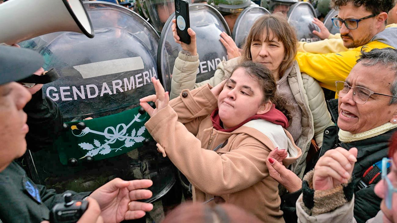 Entre la represión y la democracia