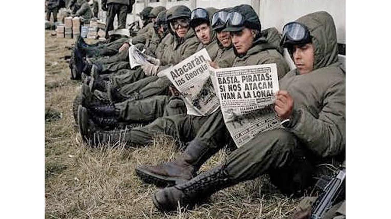 Milei, Onganía y los que operan para la corona