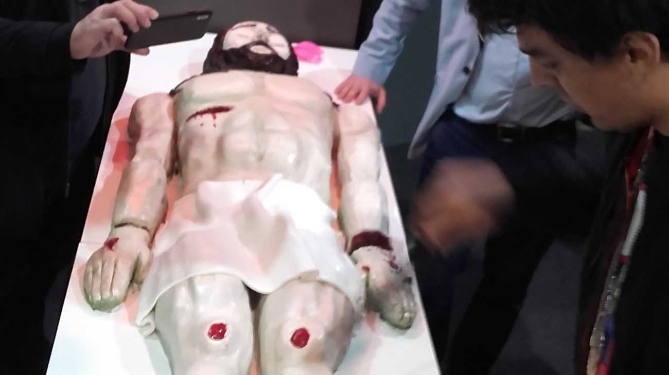 Así se disculpó el funcionario que comió torta con forma de cadáver de Cristo