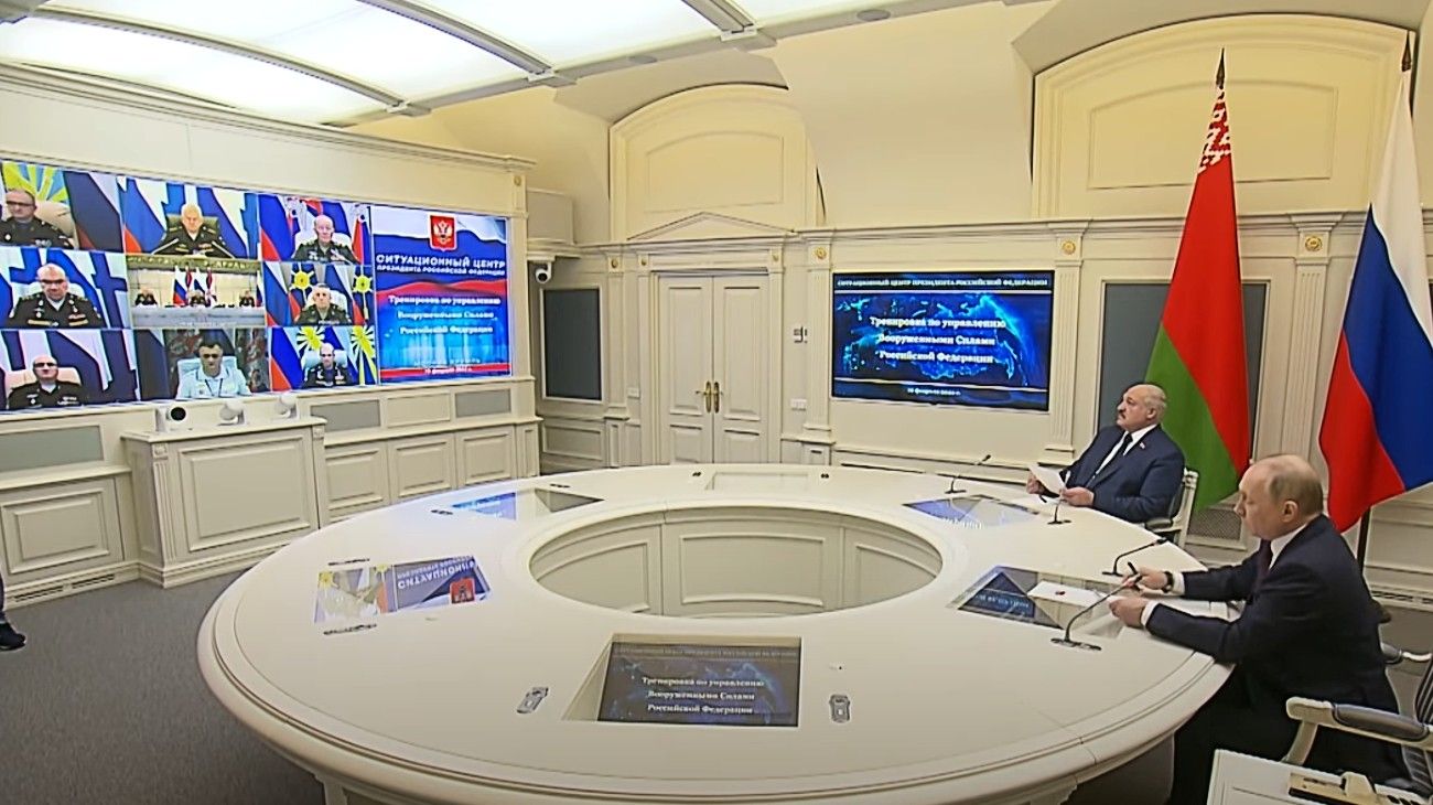 Desafiante y mostrándose con sus generales, Vladimir Putin probó misiles cerca de Europa