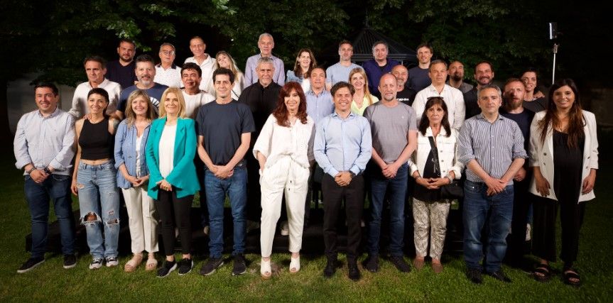 Gabriel Katopodis posó incómodo en la foto grupal con Cristina Kirchner