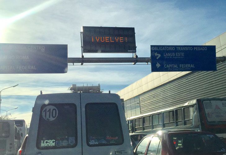 Polémico: usaron los carteles de tránsito en Avellaneda para proclamar a CFK