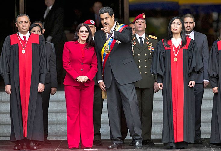 Maduro da marcha atrás y devuelve facultades al Parlamento