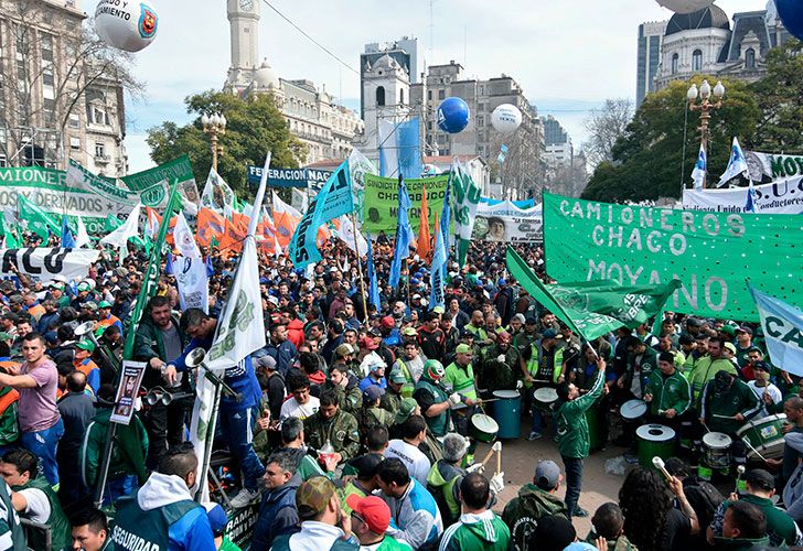 Marcha de la CGT | Botellazos, palos y empujones frente al escenario