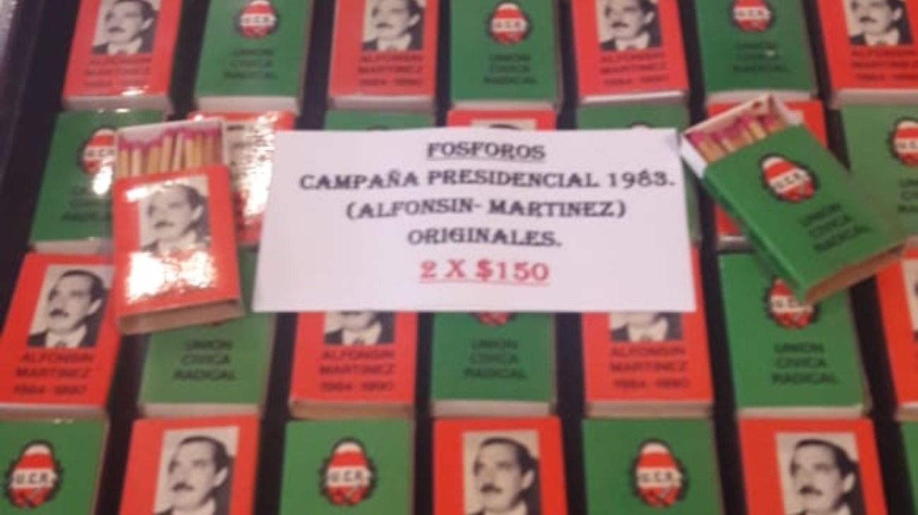 Ni al fantasma de Herminio se le hubiera ocurrido: venden cajas de fósforos con la cara de Alfonsín