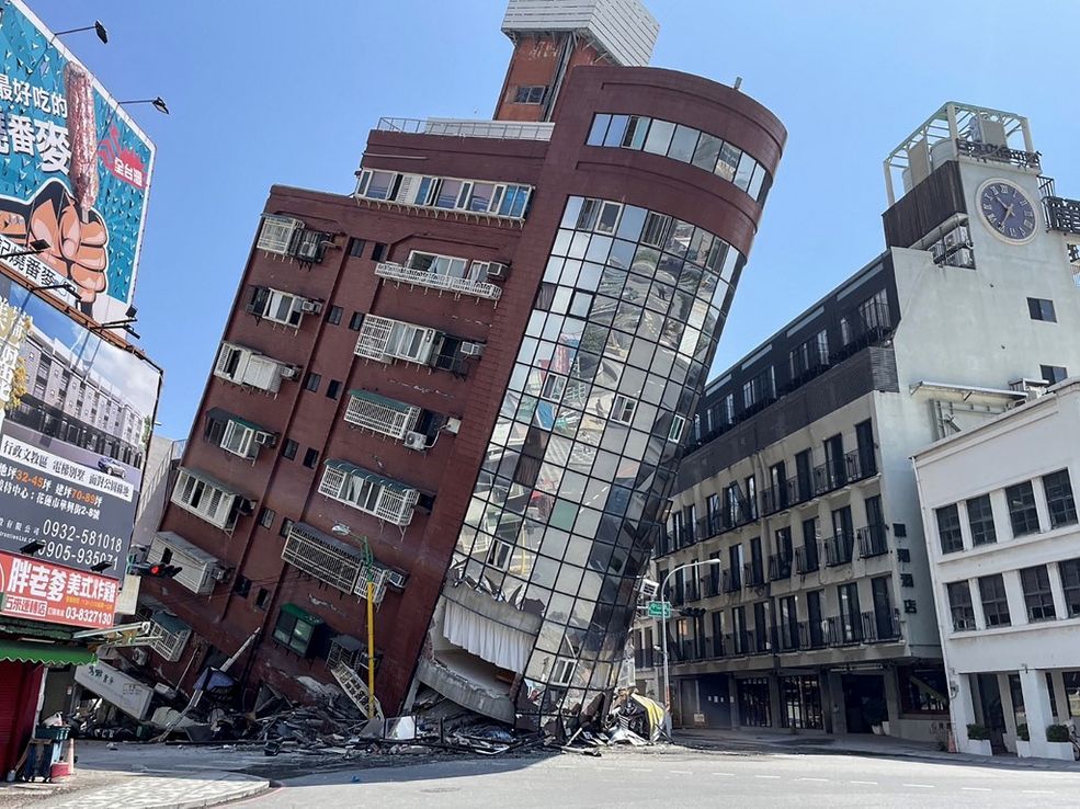 Al menos 9 muertos y edificios colapsados: las imágenes impactantes del terremoto en Taiwán