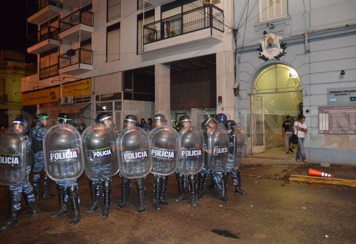 Incendio y muerte en la comisaría: investigan mensajes de los presos