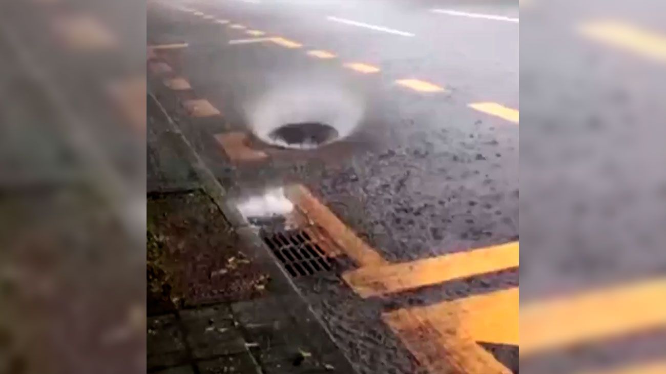 Video: una alcantarilla "paranormal" hace "break dance" durante una tormenta