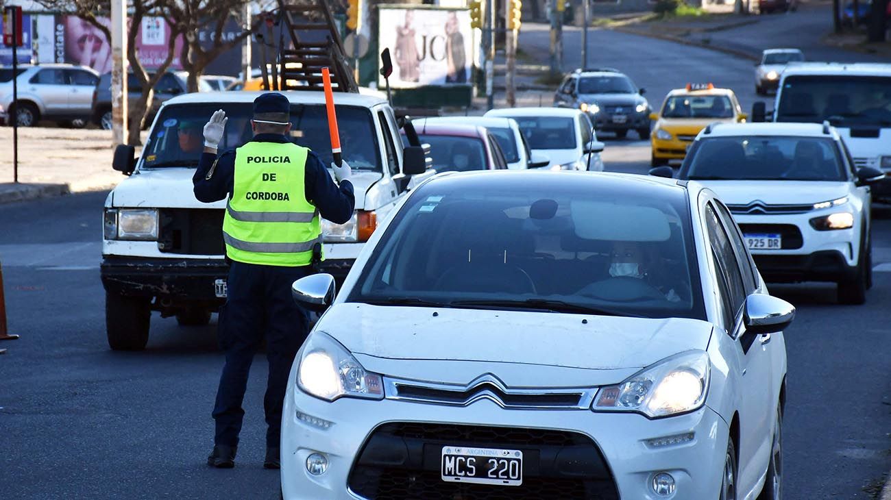 Los trabajadores exceptuados deberán volver a pedir el permiso para circular durante la cuarentena