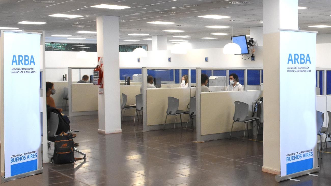 En oficinas de ARBA inscriben y asesoran para impulsar la vacunación bonaerense