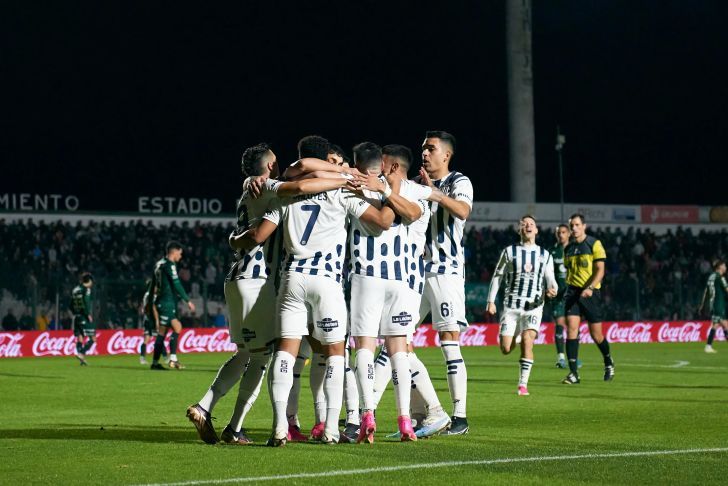 Talleres le ganó a Sarmiento y no afloja su pelea con River