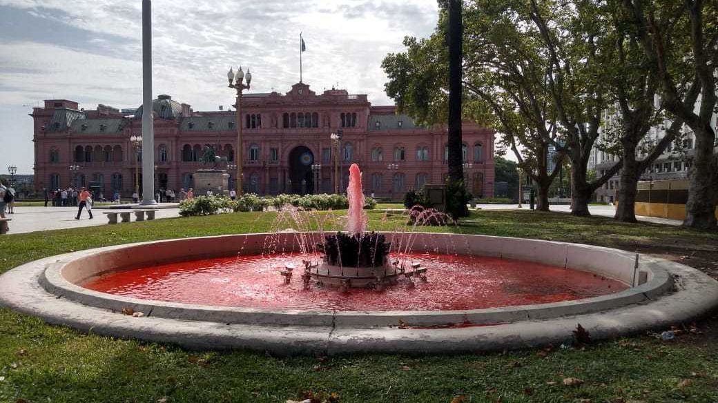 ¿Quién tiñó de rojo las fuentes de Plaza de Mayo antes del homenaje a Nisman?