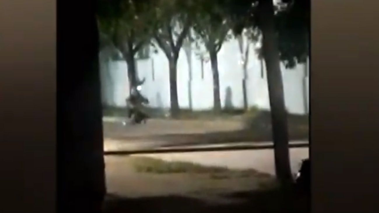 Dos policías heridos por una bomba a cuatro cuadras de la Quinta de Olivos