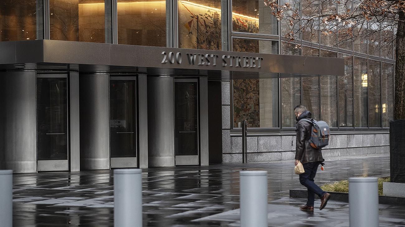 Goldman eliminaría cientos de puestos de trabajo por caída de ingresos