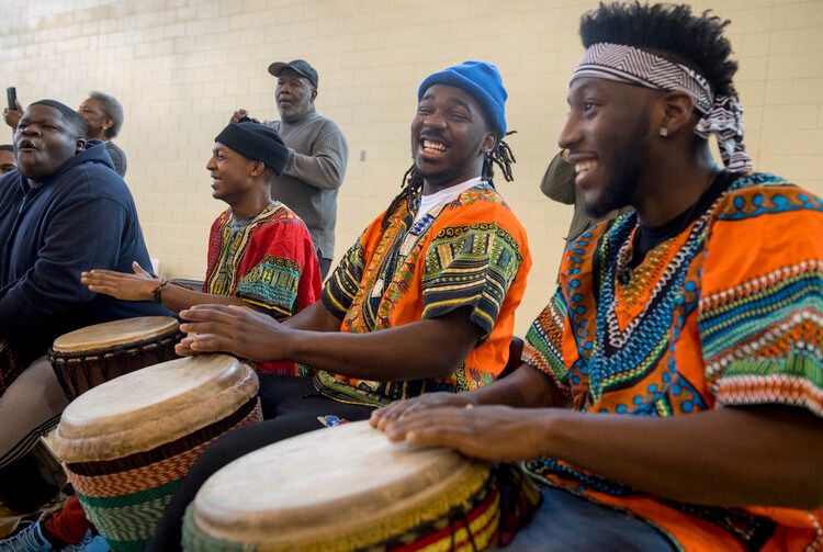 Qué es Kwanzaa, la celebración de la comunidad negra en Estados Unidos creada a partir de unos disturbios