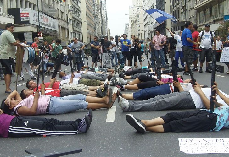 El dramático piquete de los manteros para que "no los manden a la tumba"