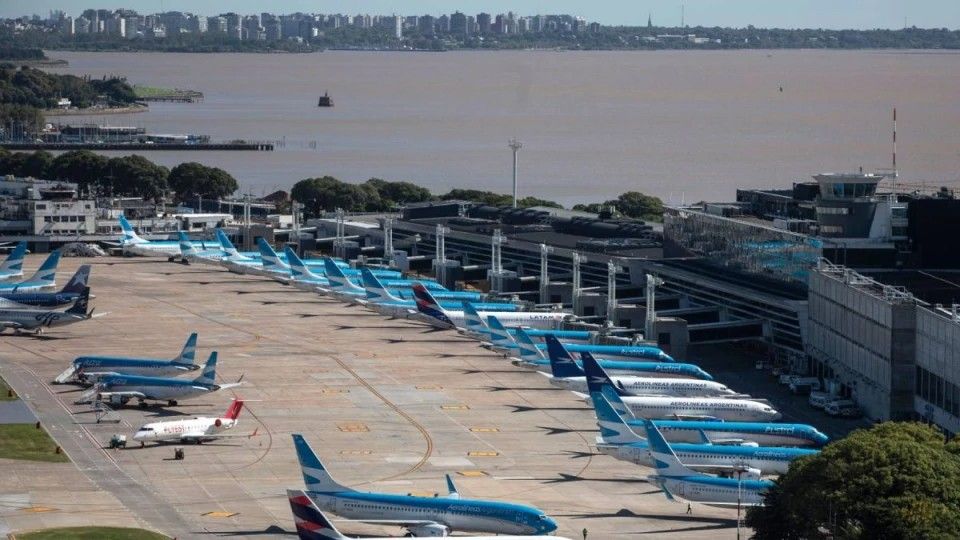En 2025 se normalizaría el tráfico aéreo de pasajeros en Argentina
