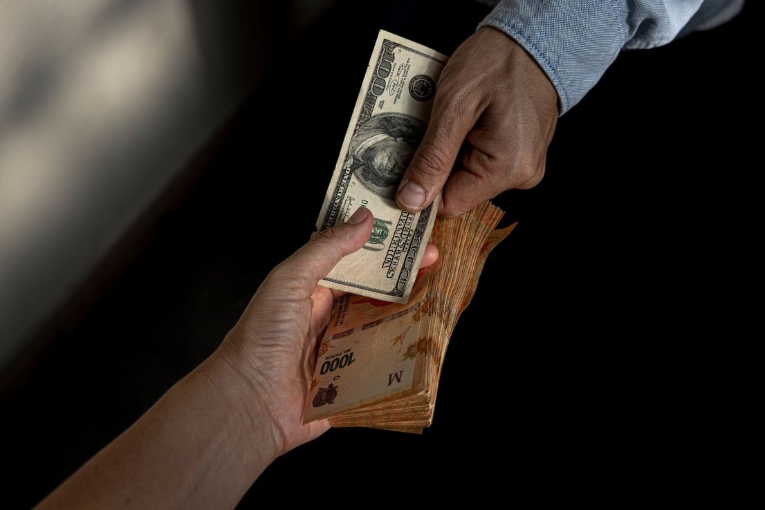 Argentina introduce billete de mayor denominación y vale US$4