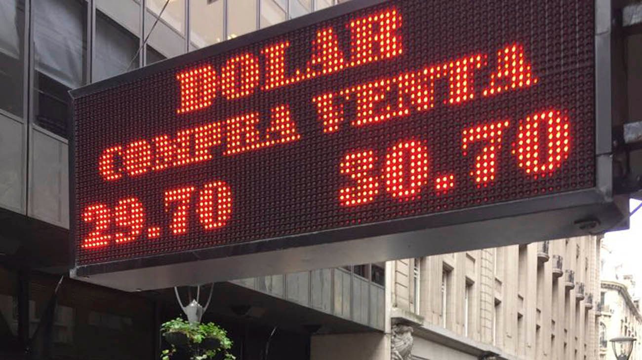 Tras los anuncios, el dólar bajó pero sigue arriba de los $30