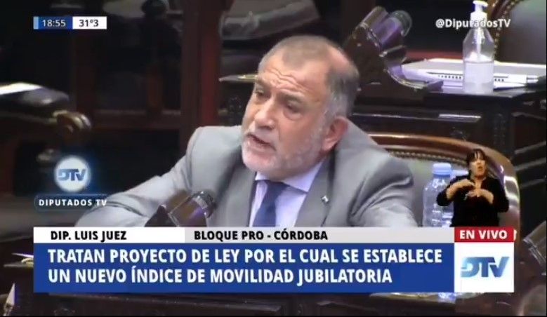 Juez y una candidatura que miran varios