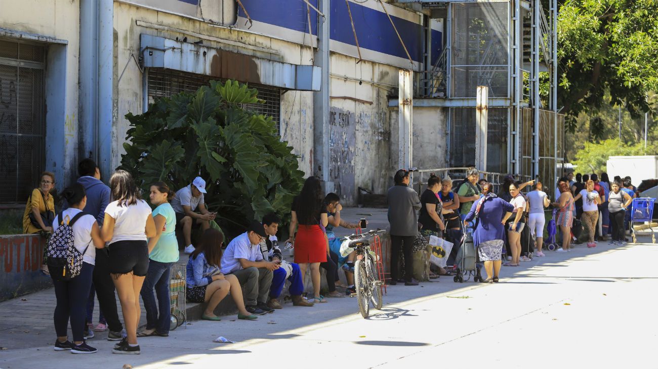 El lado B: en los supermercados hubo largas filas para abastecerse