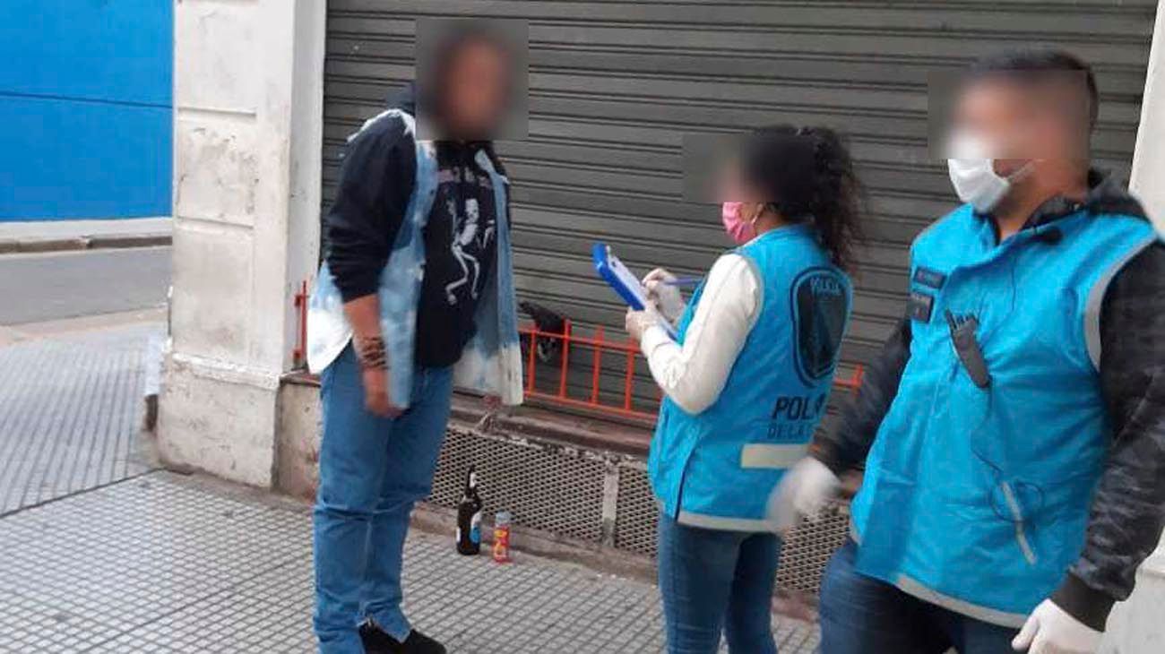 VIDEO | Detienen a un hombre por violar la cuarentena y grafitear paredes en Constitución