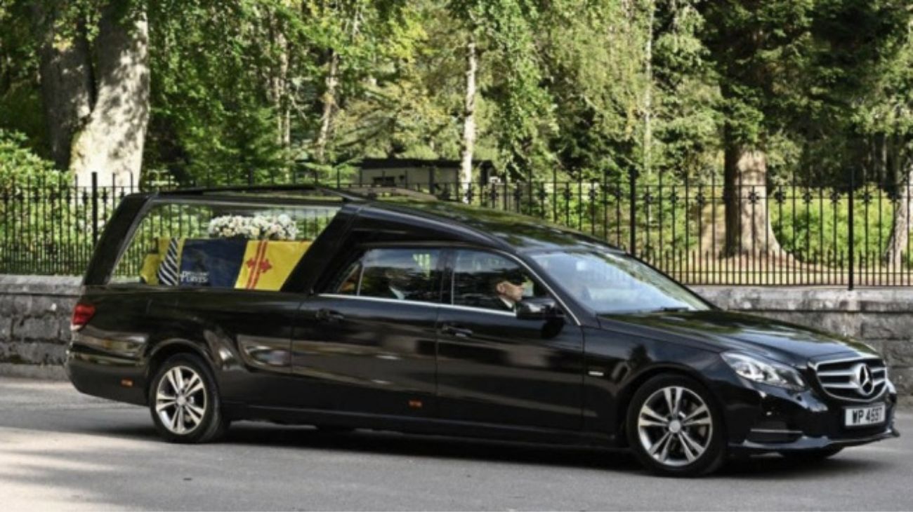 El ataúd de la reina Isabel II recorrió Escocia