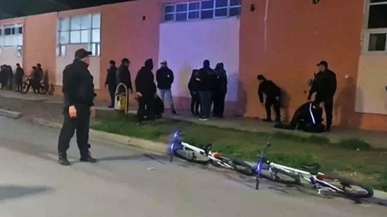 Dos amigas de 13 años apuñalaron a otra "por un chico": podría tener muerte cerebral