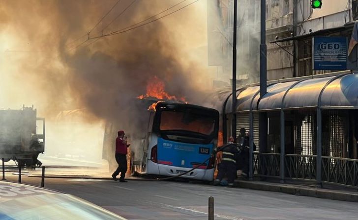 Así quedó un colectivo de la Tamse tras un incendio en pleno centro de Córdoba