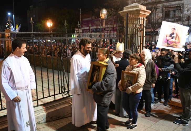 Miles de personas se congregan en la Basílica de San Cayetano