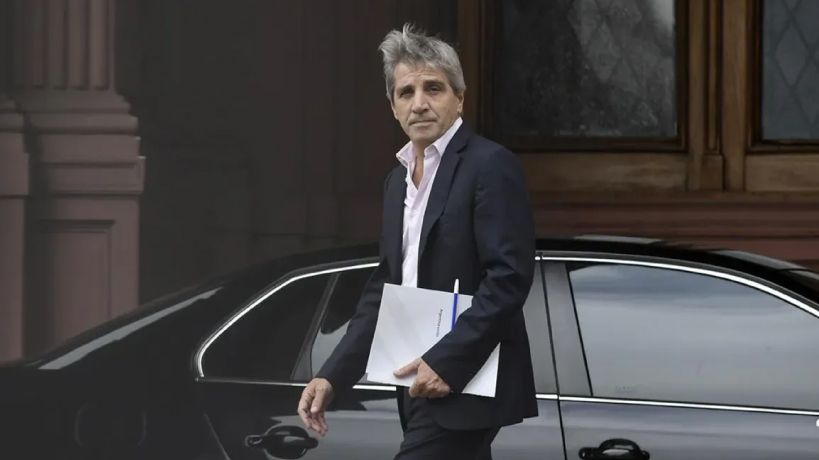 Luis Caputo afirmó que se podría bajar impuestos "antes de lo esperado" por el superávit fiscal