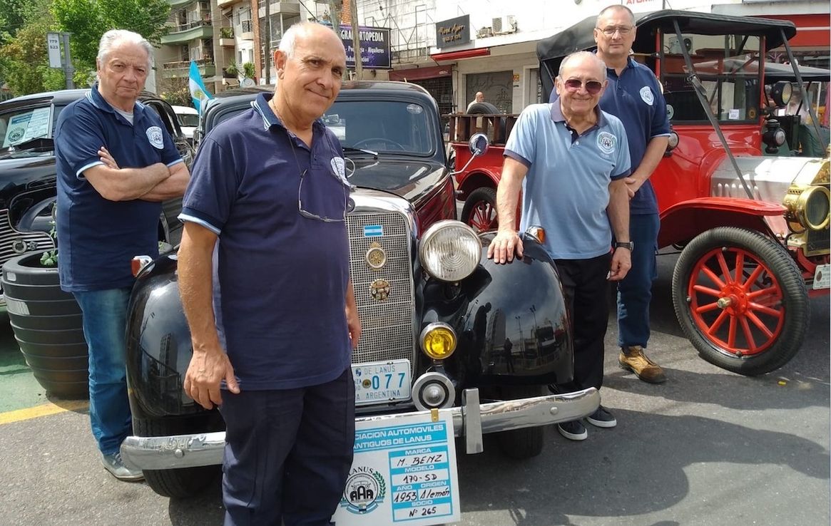 Lanús oeste fue la sede de una gran exhibición de autos antiguos