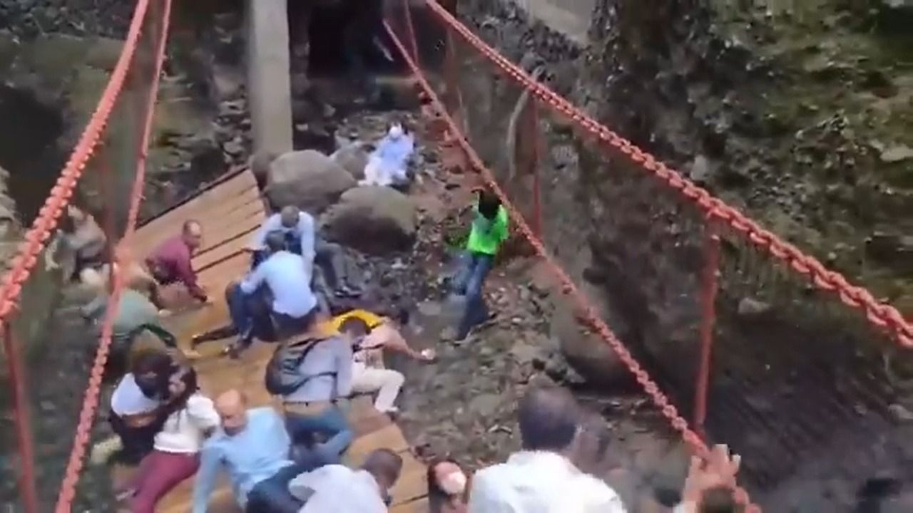 Cayó un puente colgante en México: un alcalde y su mujer están dentro de los heridos