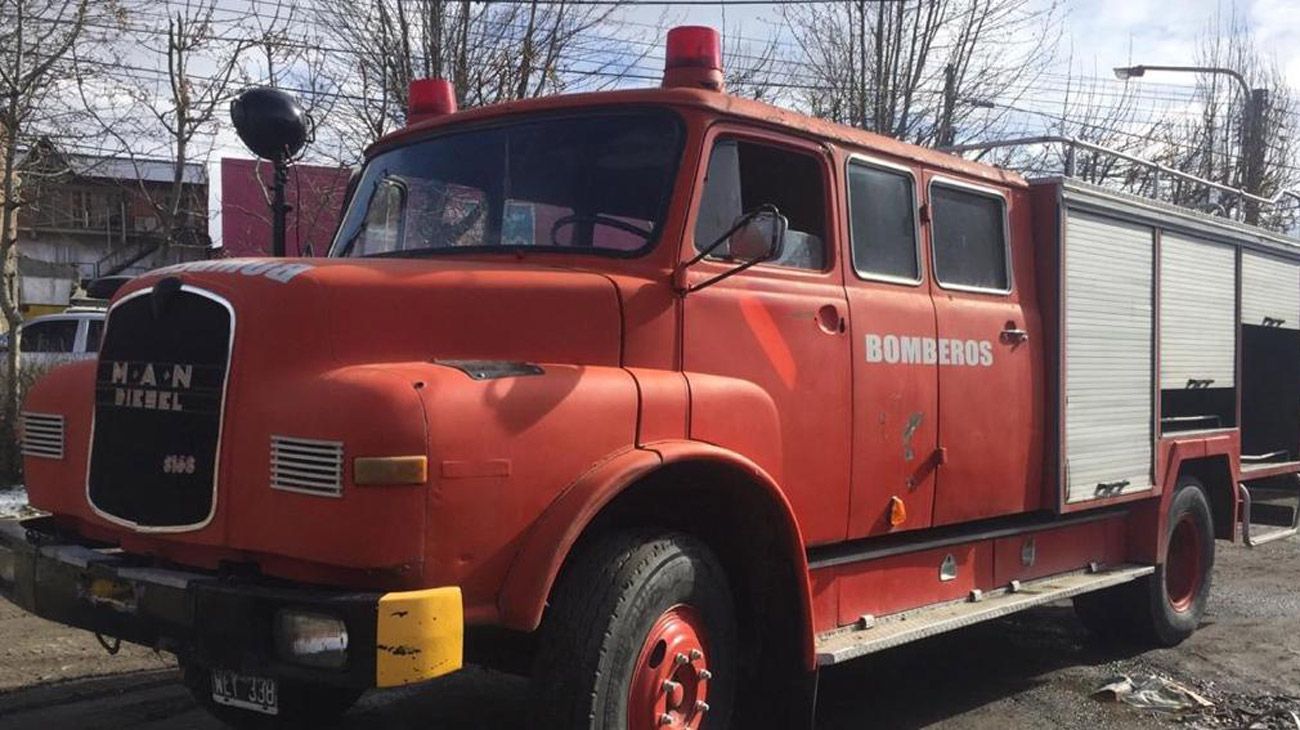 En Santa Cruz, los bomberos debieron reparar viejas autobombas para poder trabajar