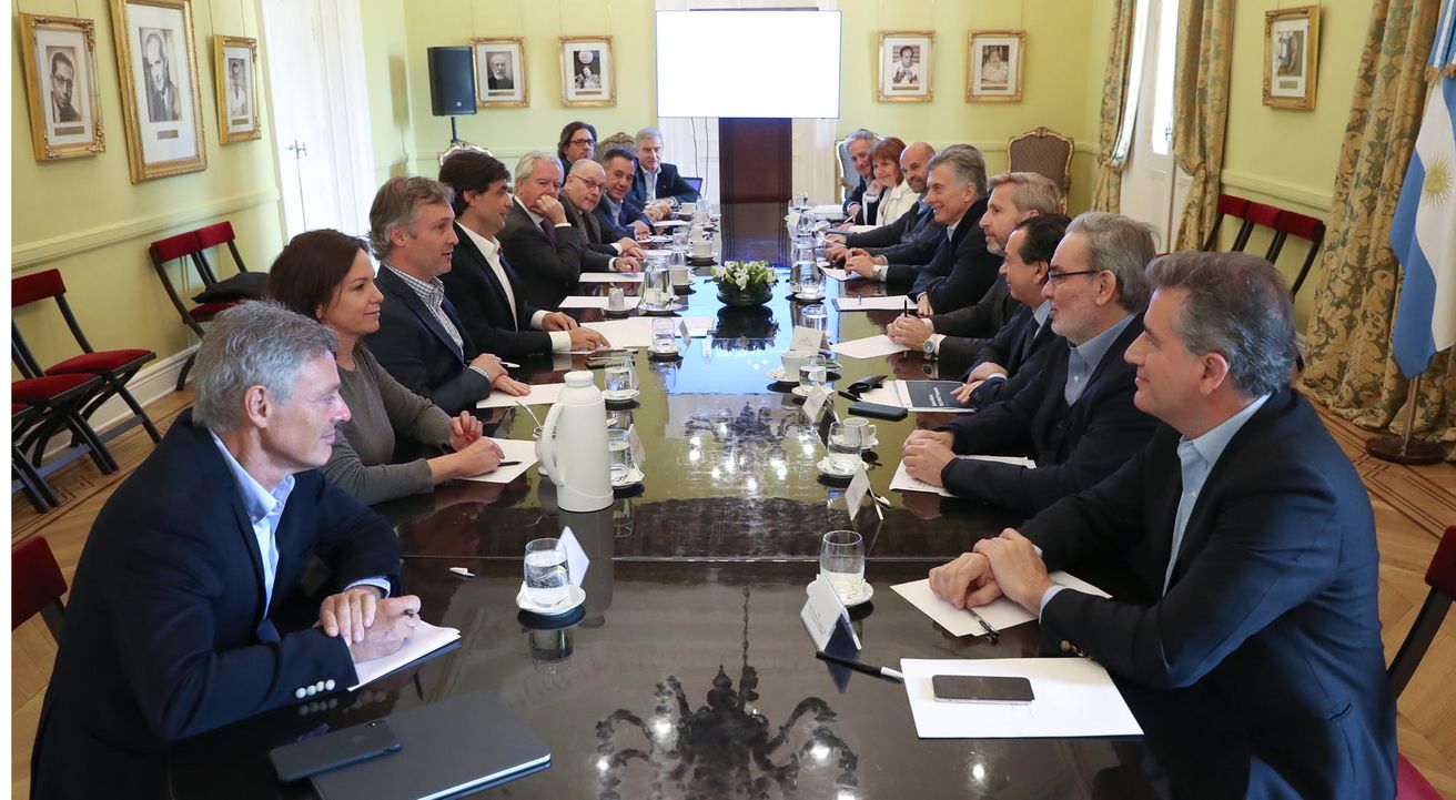 Mauricio Macri encabeza una reunión de Gabinete para analizar los primeros impactos del cepo