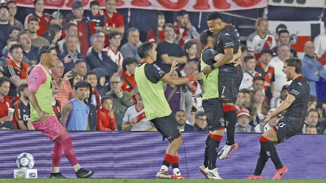 Se terminó la primavera: River cayó ante Huracán y volvieron las dudas