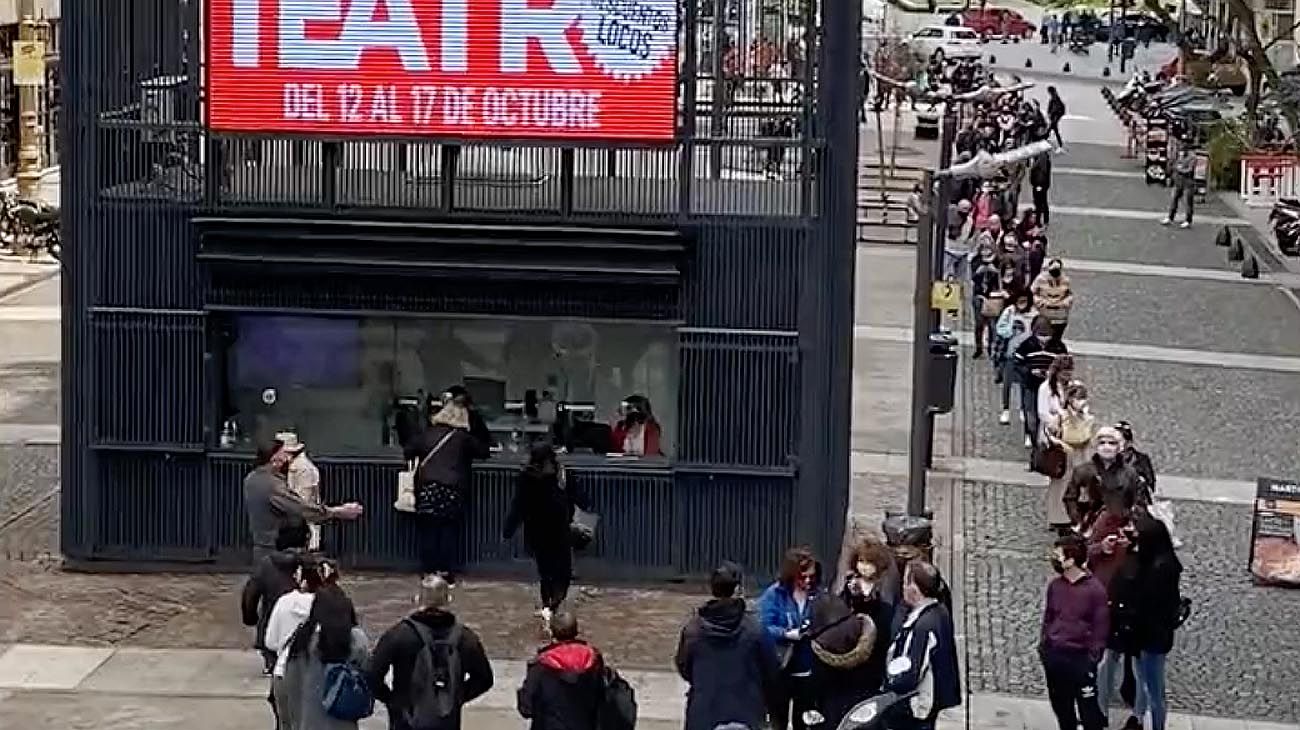 Vení al Teatro: colas de hasta una cuadra para comprar entradas con descuentos