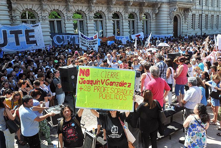 Docentes protestaron por el cierre de los terciarios