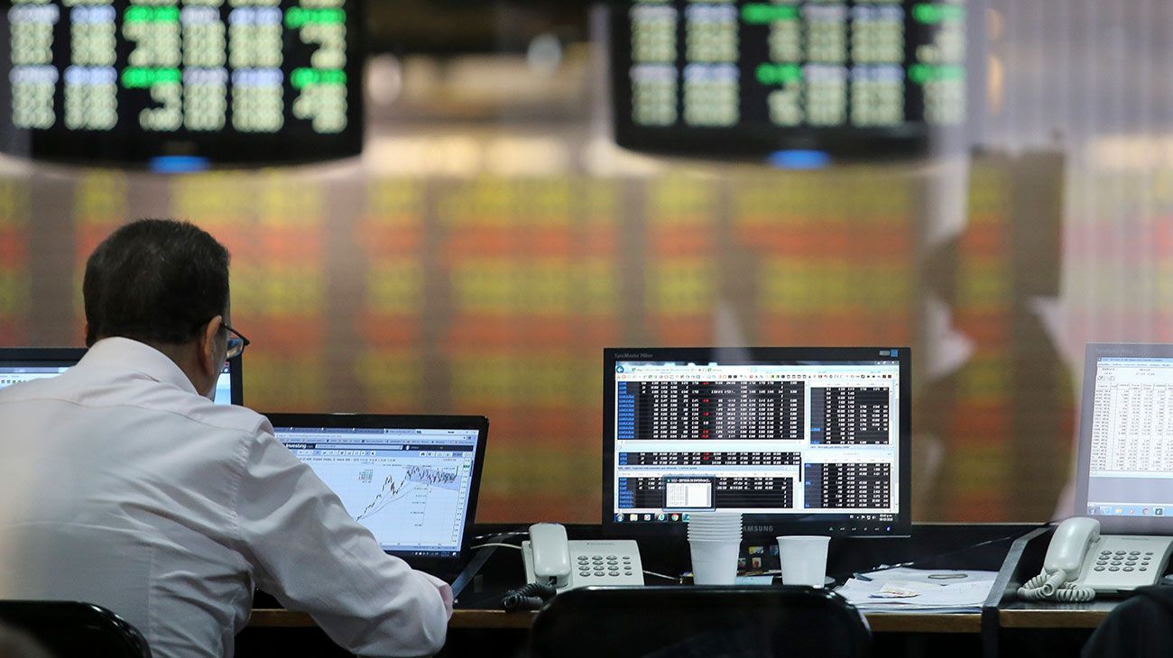 El Merval cerró con una baja del 2% arrastrado por el dólar